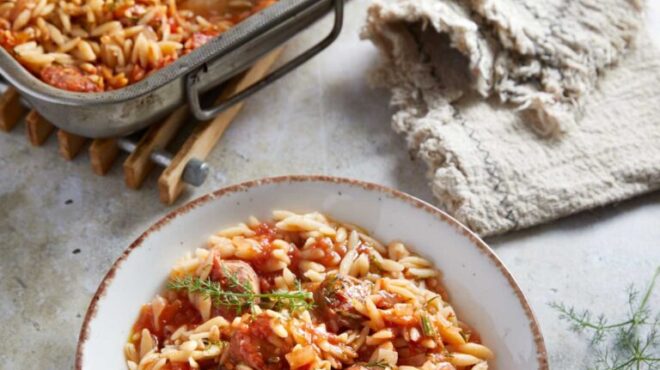 γιουβέτσι-με-χωριάτικα-λουκάνικα-και-563538955