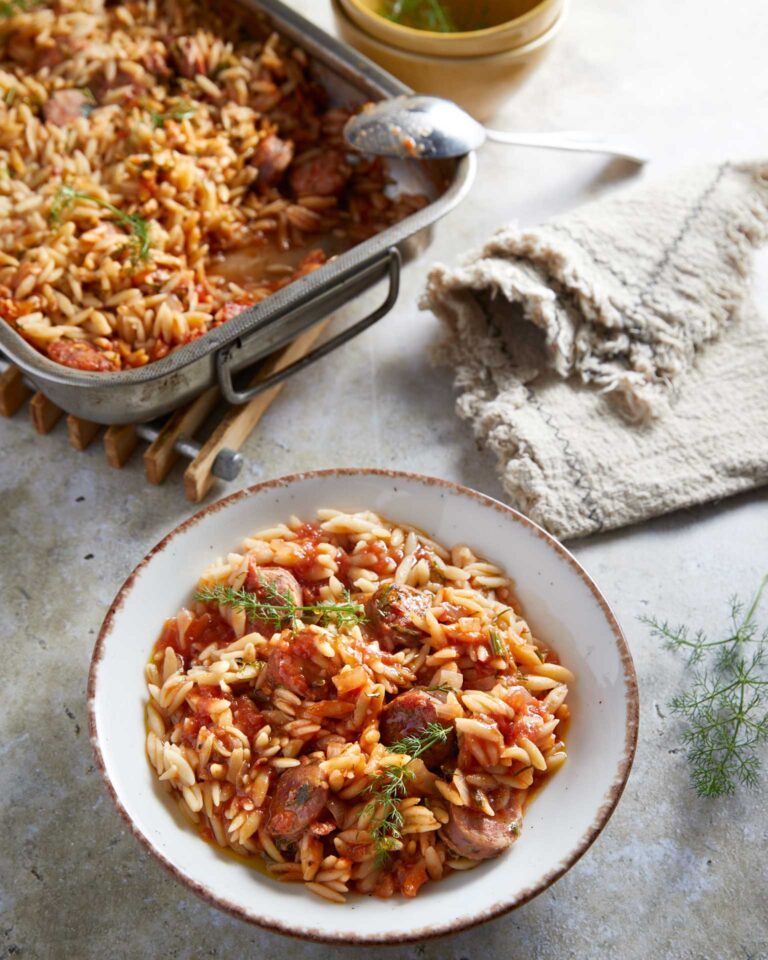 γιουβέτσι-με-χωριάτικα-λουκάνικα-και-563538955