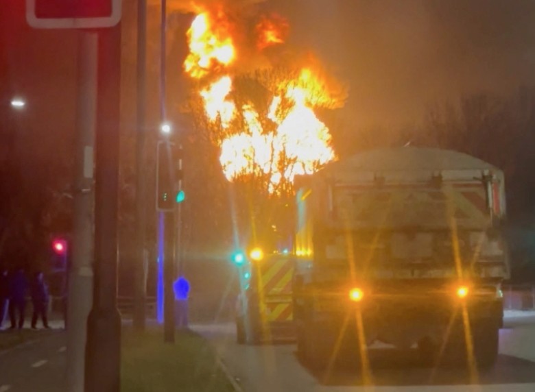 Λονδίνο: Εκλεισε το αεροδρόμιο Χίθροου λόγω πυρκαγιάς – Μεγάλη αναστάτωση στις διεθνείς πτήσεις-1