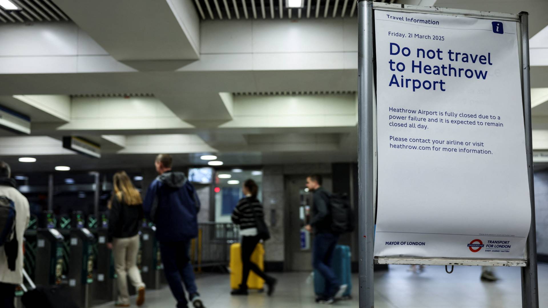 Βρετανία: «Ερημο» το αεροδρόμιο Χίθροου – Ερευνες για τα αίτια της πυρκαγιάς-8