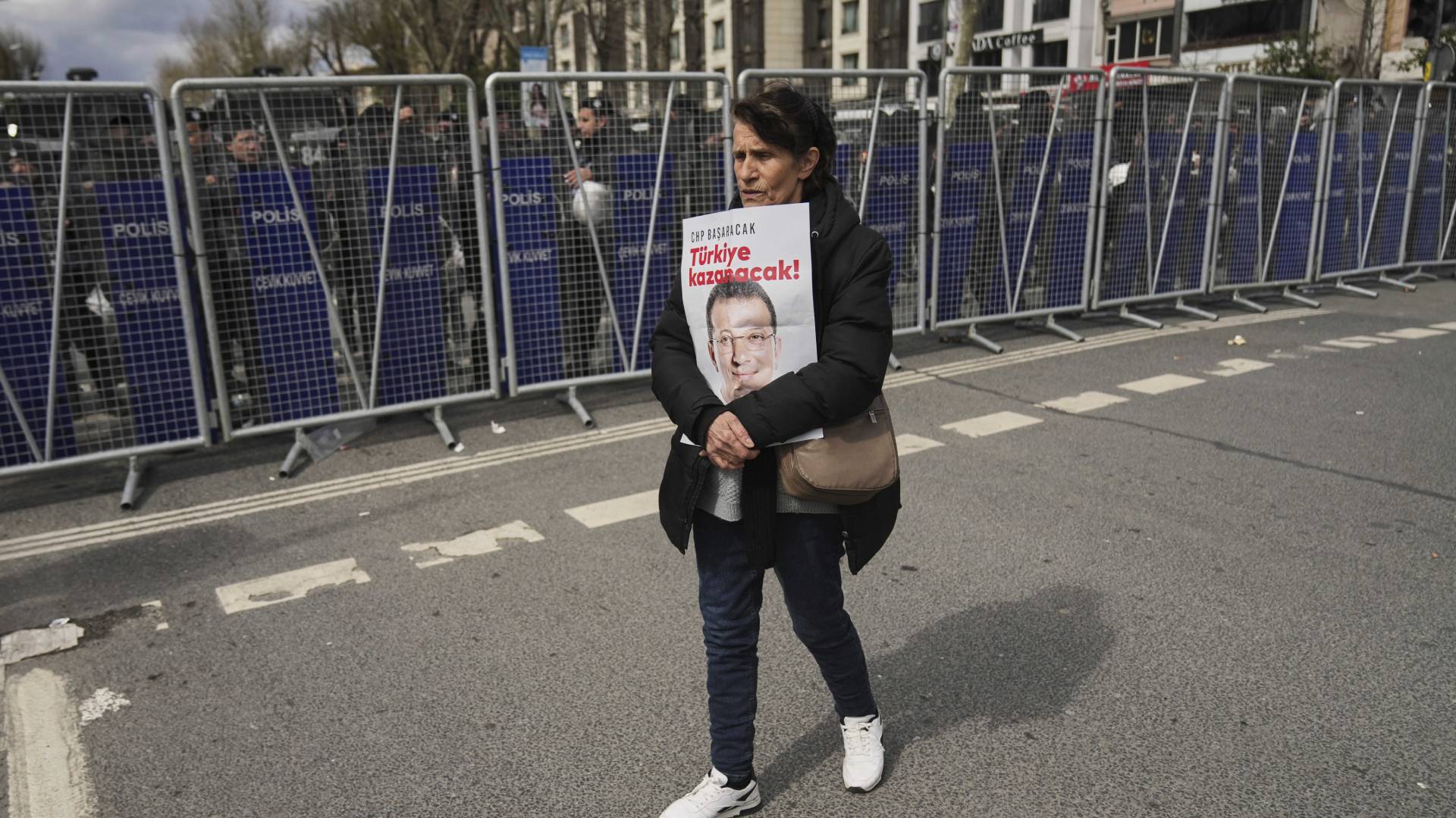 Βράζει η Τουρκία για τη σύλληψη Ιμάμογλου – Χιλιάδες διαδηλωτές στους δρόμους-5