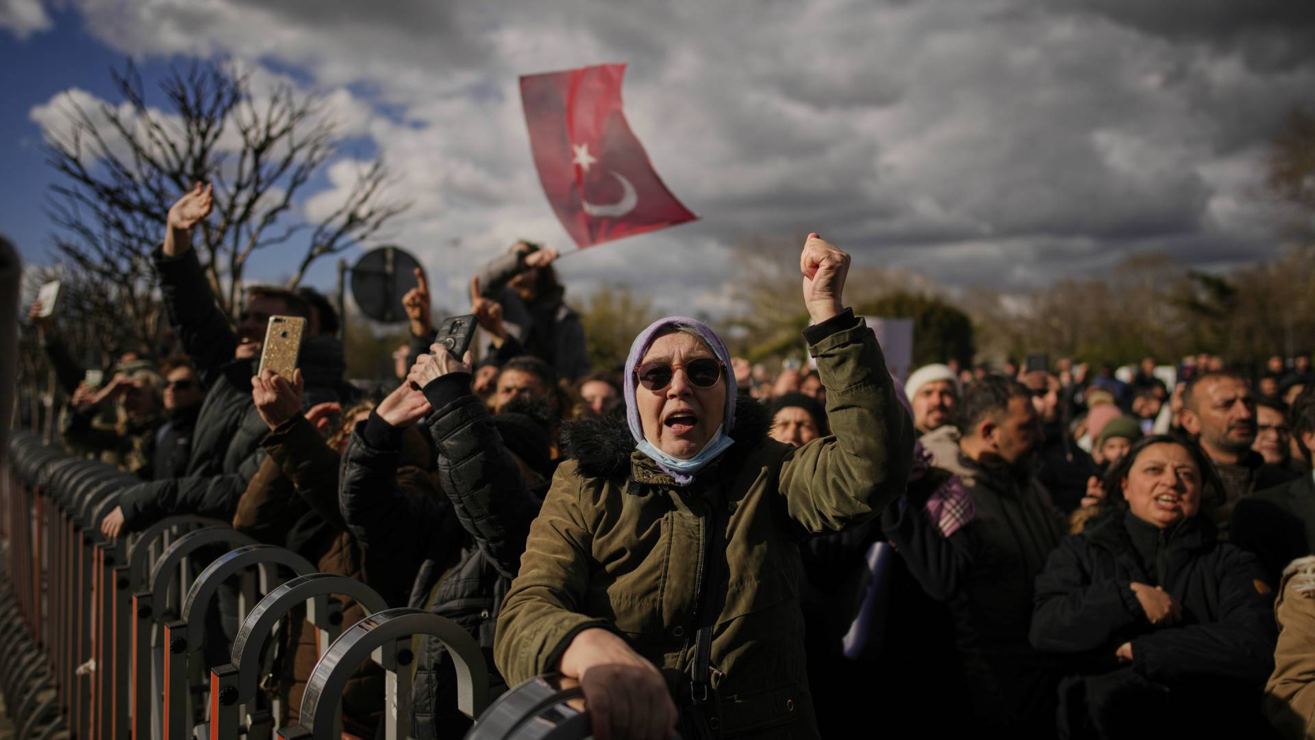 Βράζει η Τουρκία για τη σύλληψη Ιμάμογλου – Χιλιάδες διαδηλωτές στους δρόμους-7