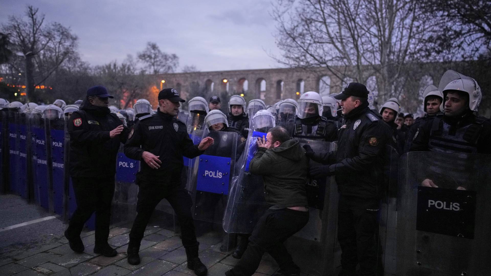 Κωνσταντινούπολη: Πλαστικές σφαίρες και δακρυγόνα κατά των διαδηλωτών-1