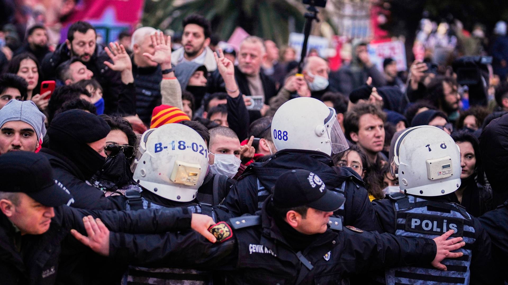 Κωνσταντινούπολη: Πλαστικές σφαίρες και δακρυγόνα κατά των διαδηλωτών-4