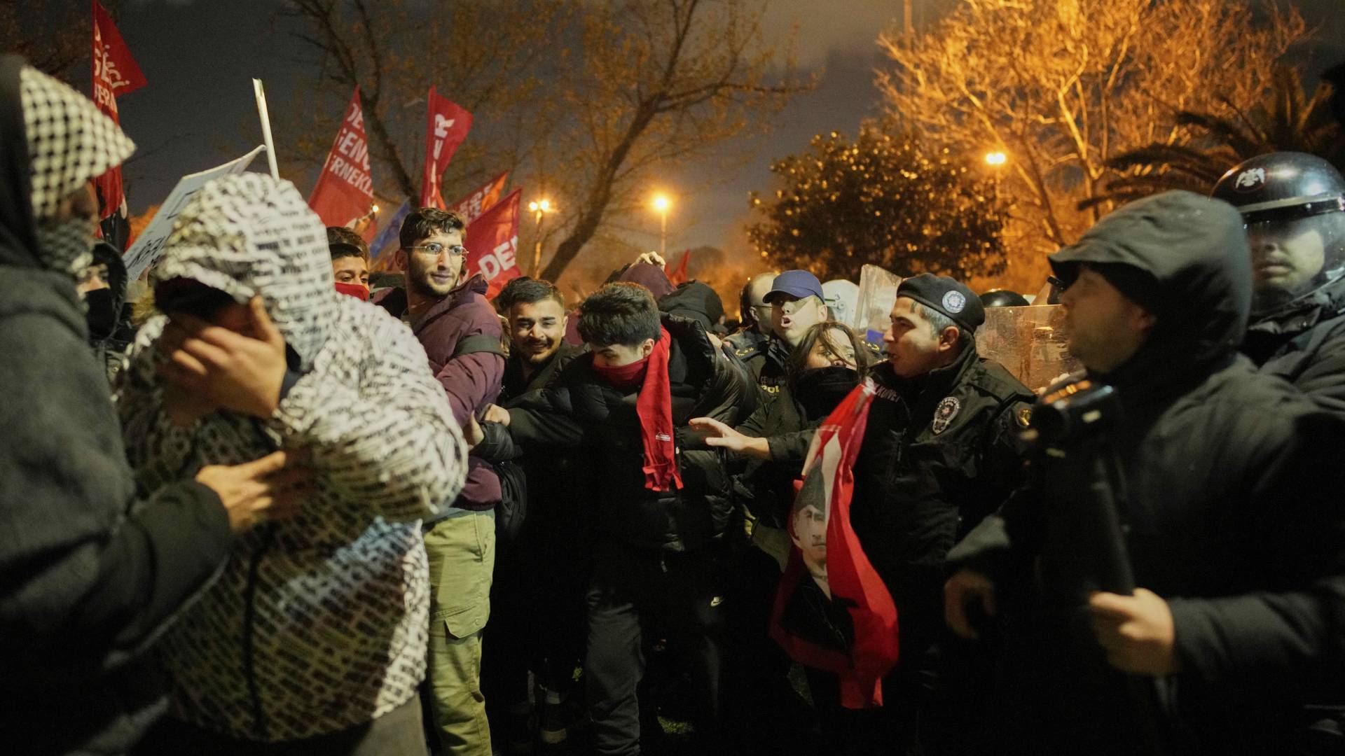 Κωνσταντινούπολη: Πλαστικές σφαίρες και δακρυγόνα κατά των διαδηλωτών-3