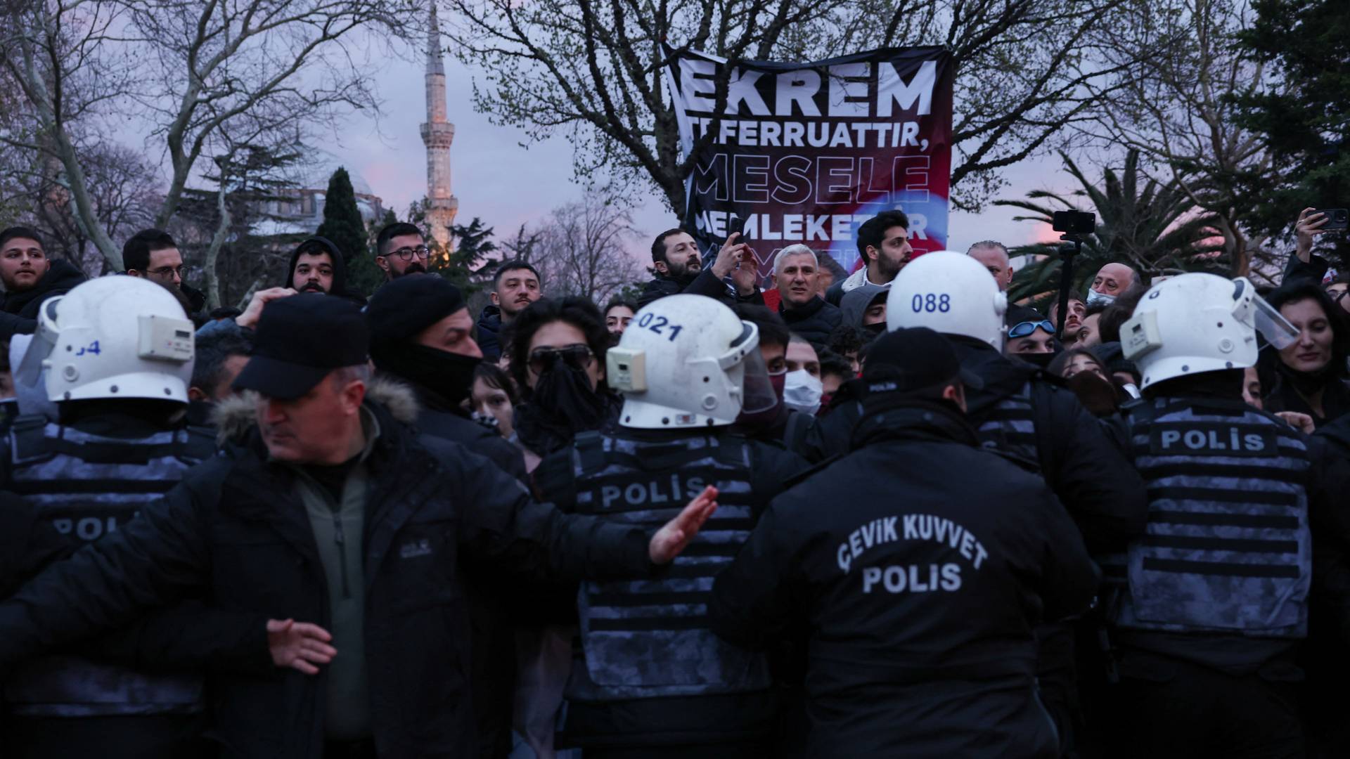 Κωνσταντινούπολη: Πλαστικές σφαίρες και δακρυγόνα κατά των διαδηλωτών-5