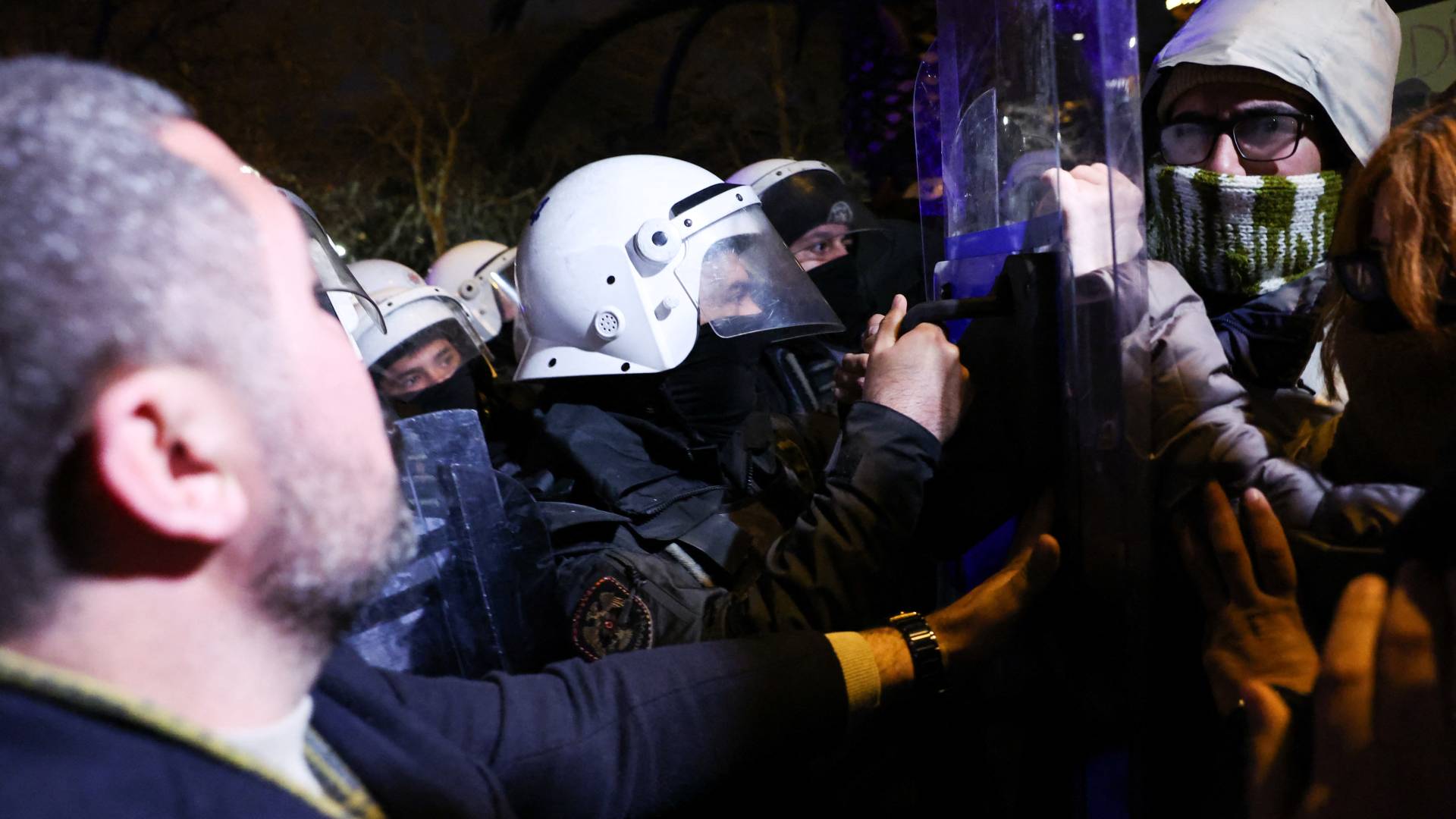 Κωνσταντινούπολη: Πλαστικές σφαίρες και δακρυγόνα κατά των διαδηλωτών-2