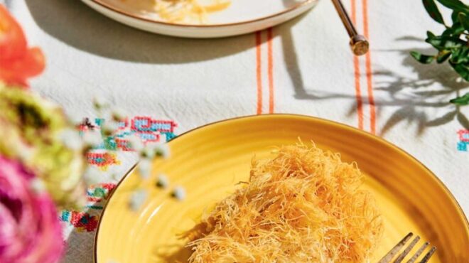 κανταΐφι-στρωτό-στο-ταψί-γεμιστό-με-κρ-563511595