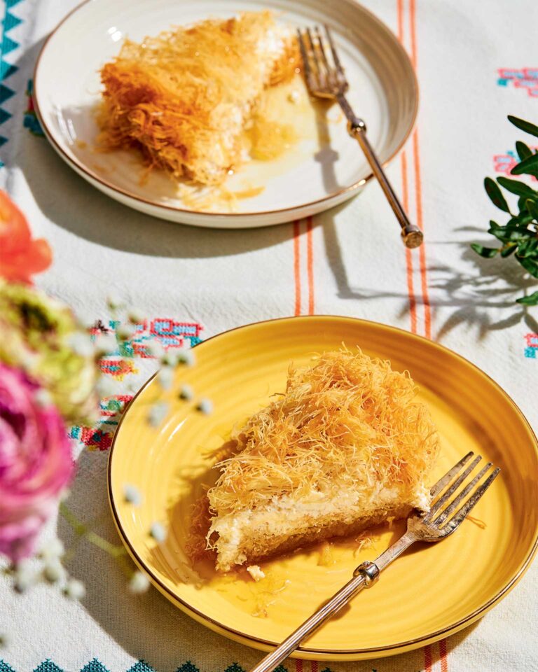 κανταΐφι-στρωτό-στο-ταψί-γεμιστό-με-κρ-563511595