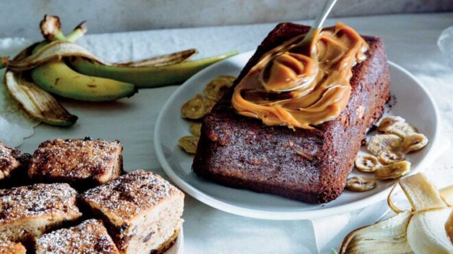 κέικ-μπανάνας-με-αλμυρή-καραμέλα-και-μ-563523709