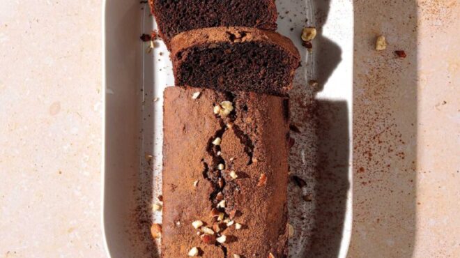 κέικ-σοκολάτα-με-καρύδια-σταφίδες-και-563534023