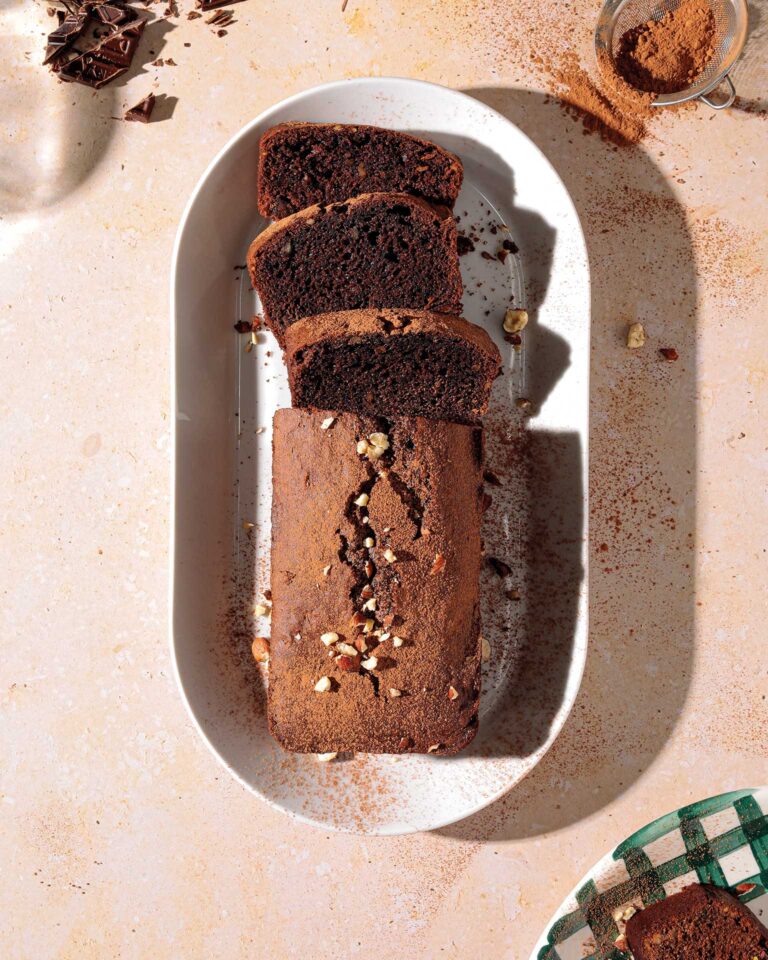 κέικ-σοκολάτα-με-καρύδια-σταφίδες-και-563534023