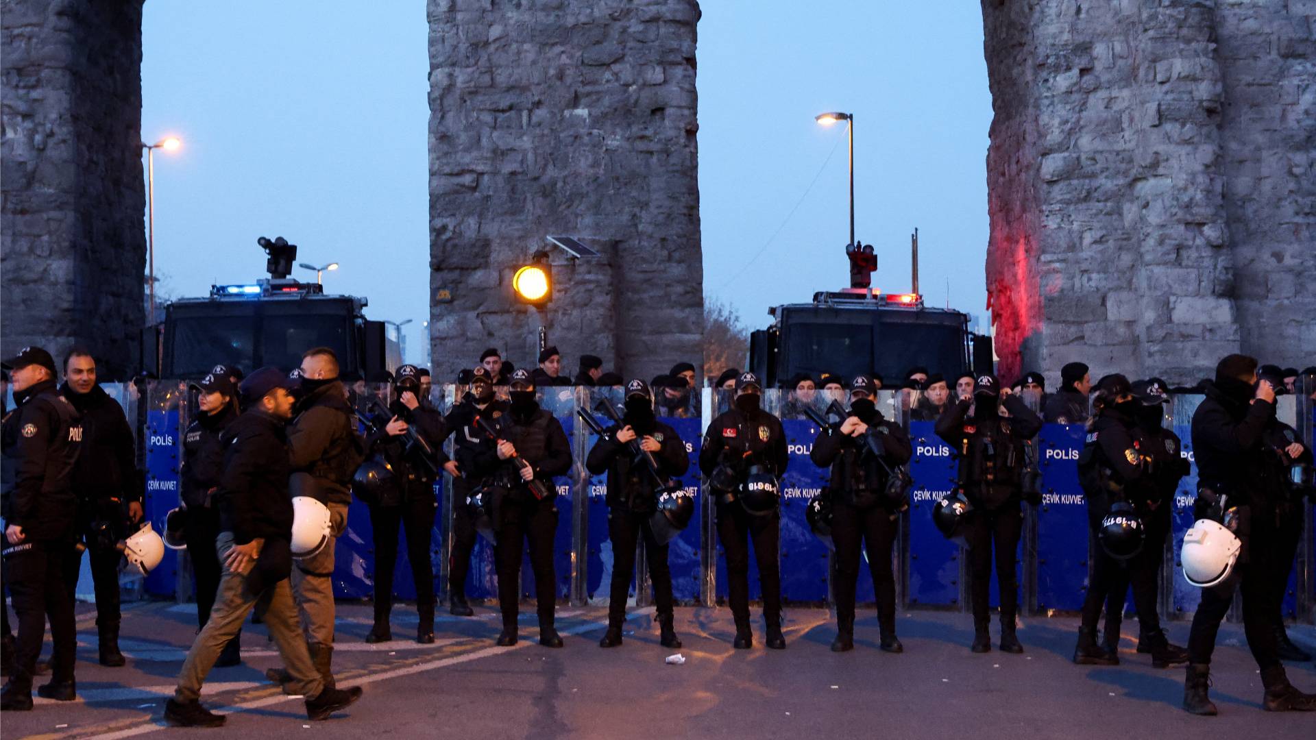 Κωνσταντινούπολη: 10.000 Τούρκοι στους δρόμους – Σοβαρά επεισόδια με την αστυνομία-1