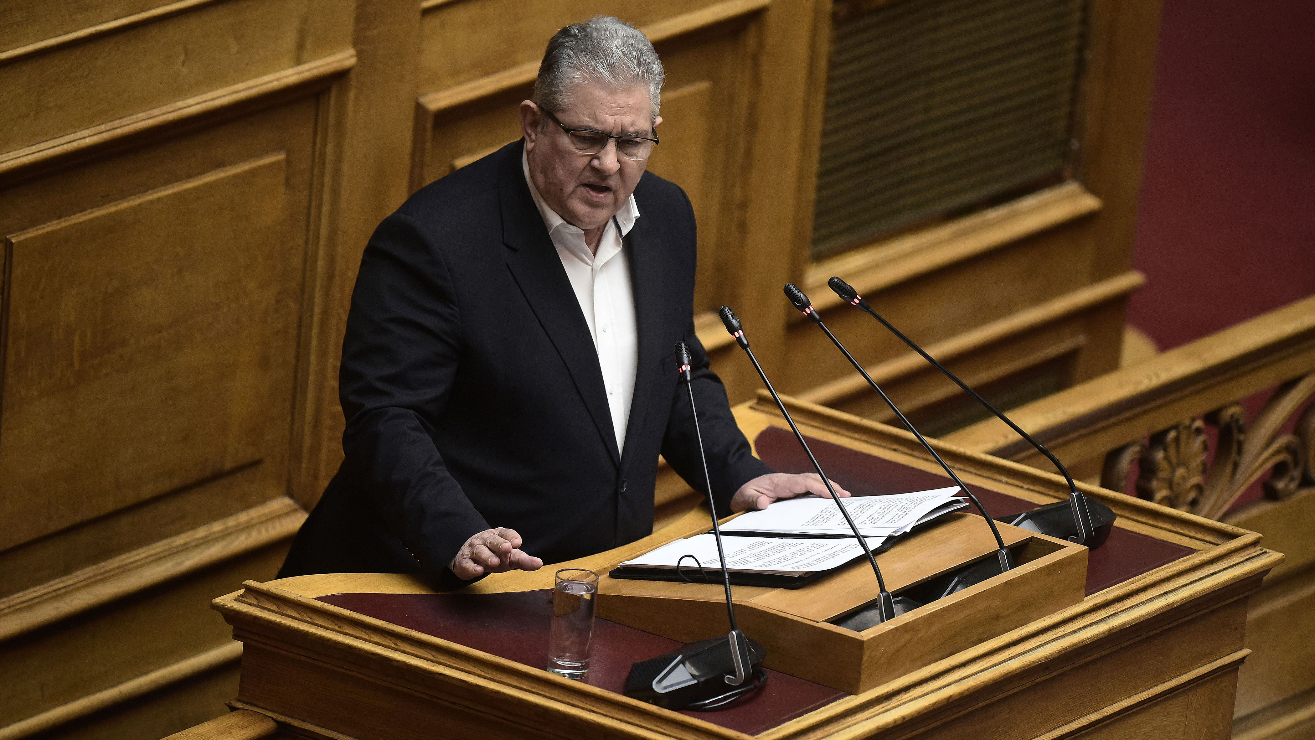 Πρόταση δυσπιστίας: Σκληρή αντιπαράθεση, φίλια πυρά και μία διαγραφή-4