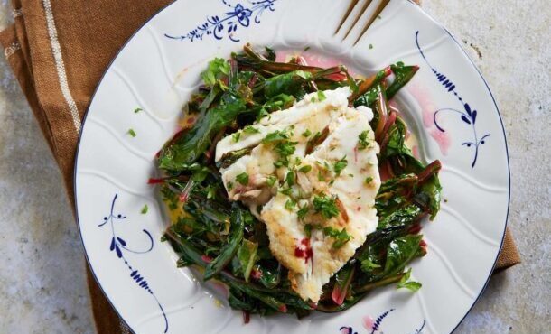 λαβράκια-με-ραδίκια-αχνιστά-στην-κατσ-563540206