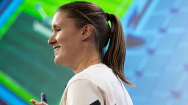 μια-αγγλίδα-μαθαίνει-ποδόσφαιρο-στις-563507608