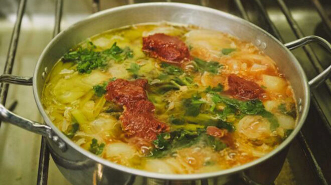 μπακαλιάρος-με-πατάτες-γιαχνί-από-το-α-563526418