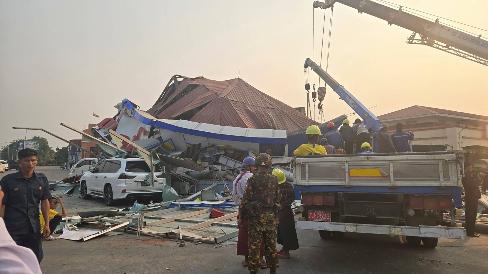Σεισμός 7,7 Ρίχτερ στη Μιανμάρ: Μάχη με τον χρόνο για τους εγκλωβισμένους-4