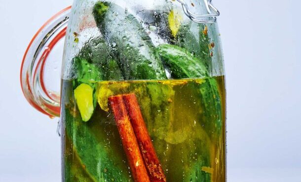 ολόκληρα-αγγουράκια-τουρσί-563517616