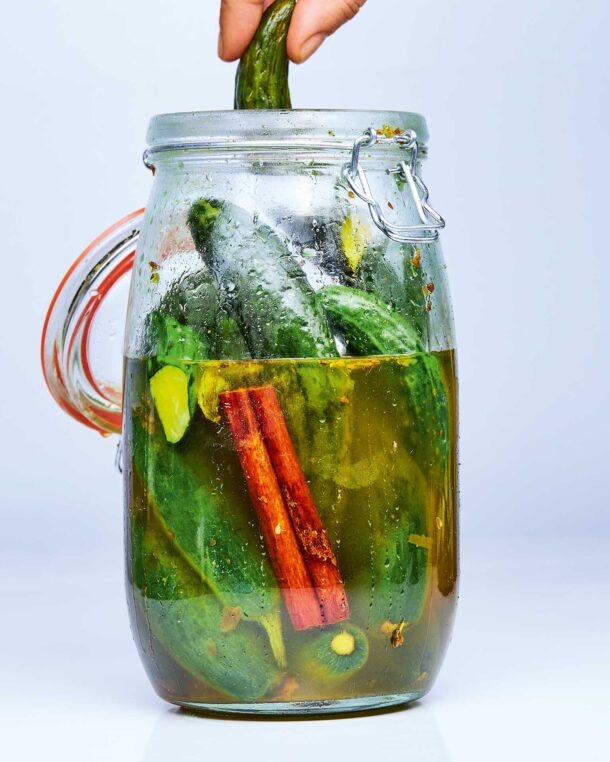 ολόκληρα-αγγουράκια-τουρσί-563517616