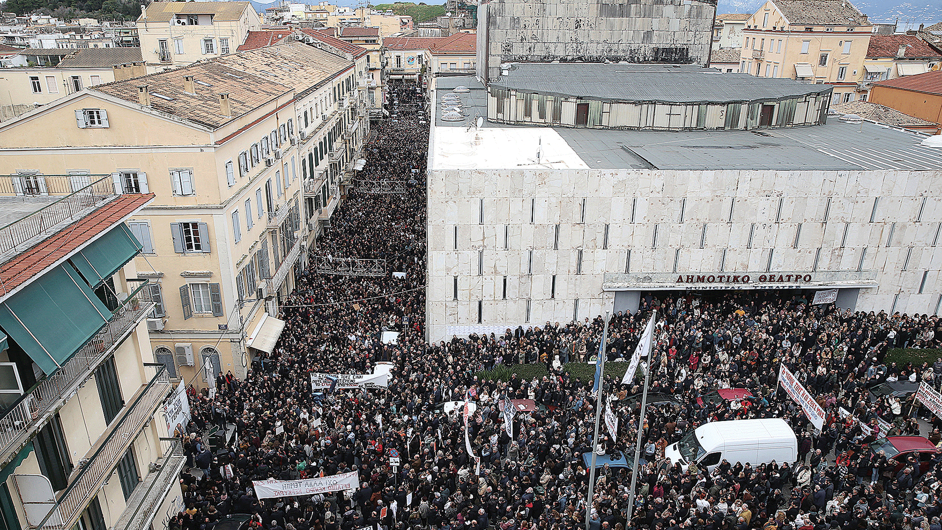 Η συγκέντρωση ξεπέρασε τους «σεισμούς» του Ανδρέα-1