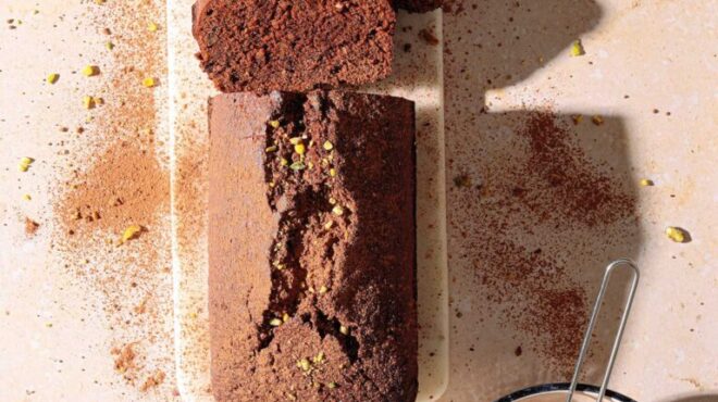 πλούσιο-κέικ-σοκολάτα-με-ξηρούς-καρπο-563511580