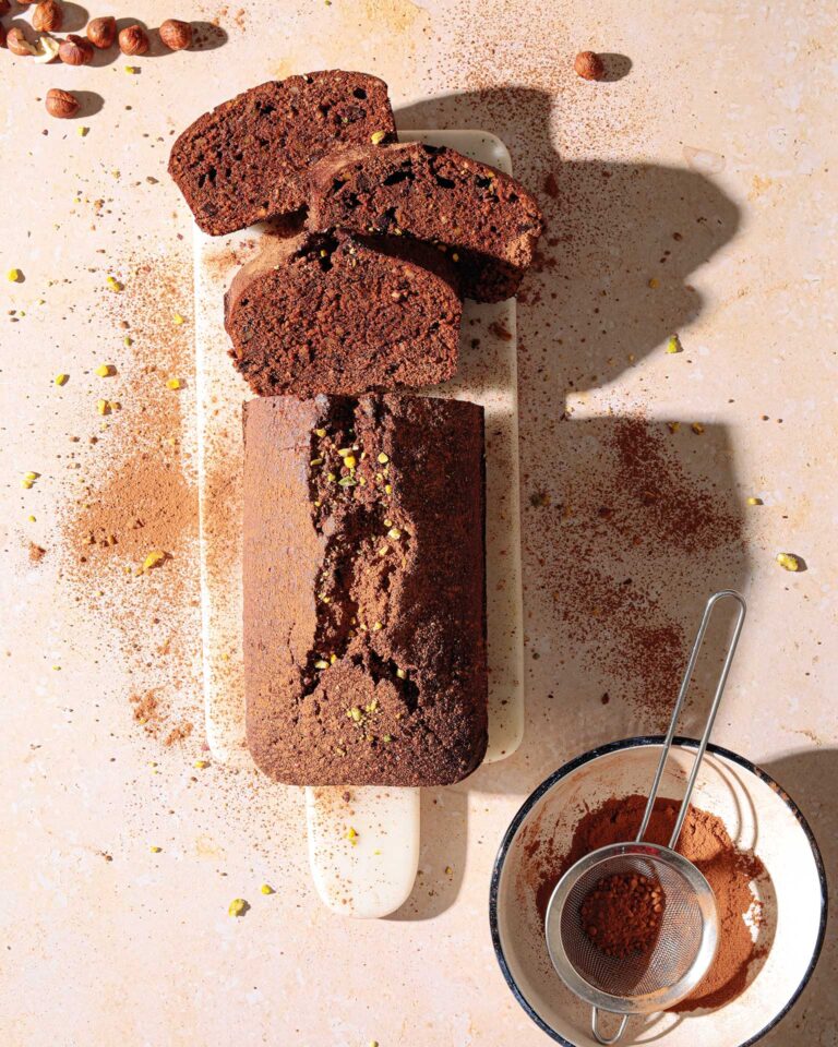 πλούσιο-κέικ-σοκολάτα-με-ξηρούς-καρπο-563511580