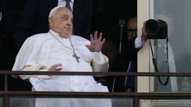 πάπας-φραγκίσκος-επέστρεψε-στο-βατικ-563529340