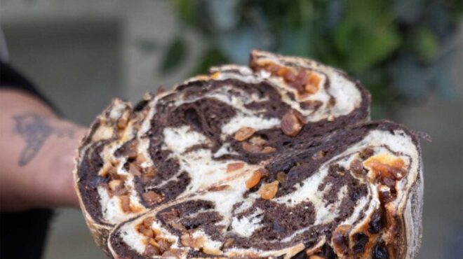 ψωμί-με-χαρούπι-και-αποξηραμένα-φρούτ-563523700