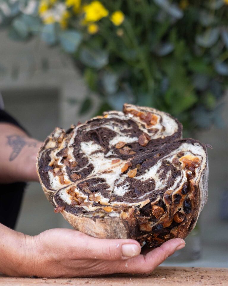 ψωμί-με-χαρούπι-και-αποξηραμένα-φρούτ-563523700