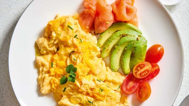 scrambled-eggs-563525806