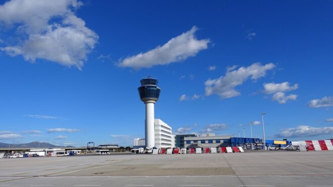 ελ-βενιζέλος-φωτιά-σε-εμπορεύματα-σ-563532781