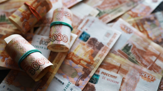 το-ρούβλι-υποχωρεί-κοντά-σε-χαμηλό-δύο-563496763