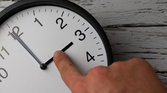 αλλάζει-η-ώρα-την-κυριακή-μία-ώρα-μπροσ-563534461