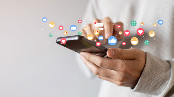 η-χαοτική-δημοκρατία-των-social-media-563504287