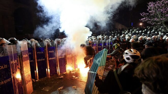 βράζει-η-τουρκία-χιλιάδες-διαδηλωτ-563529145