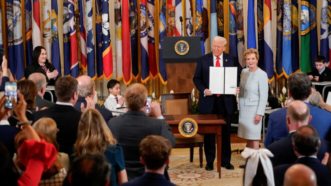 τραμπ-υπέγραψε-διάταγμα-για-τη-διάλυσ-563525947