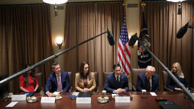 ανυποχώρητος-ο-τραμπ-για-τη-γροιλανδί-563530588