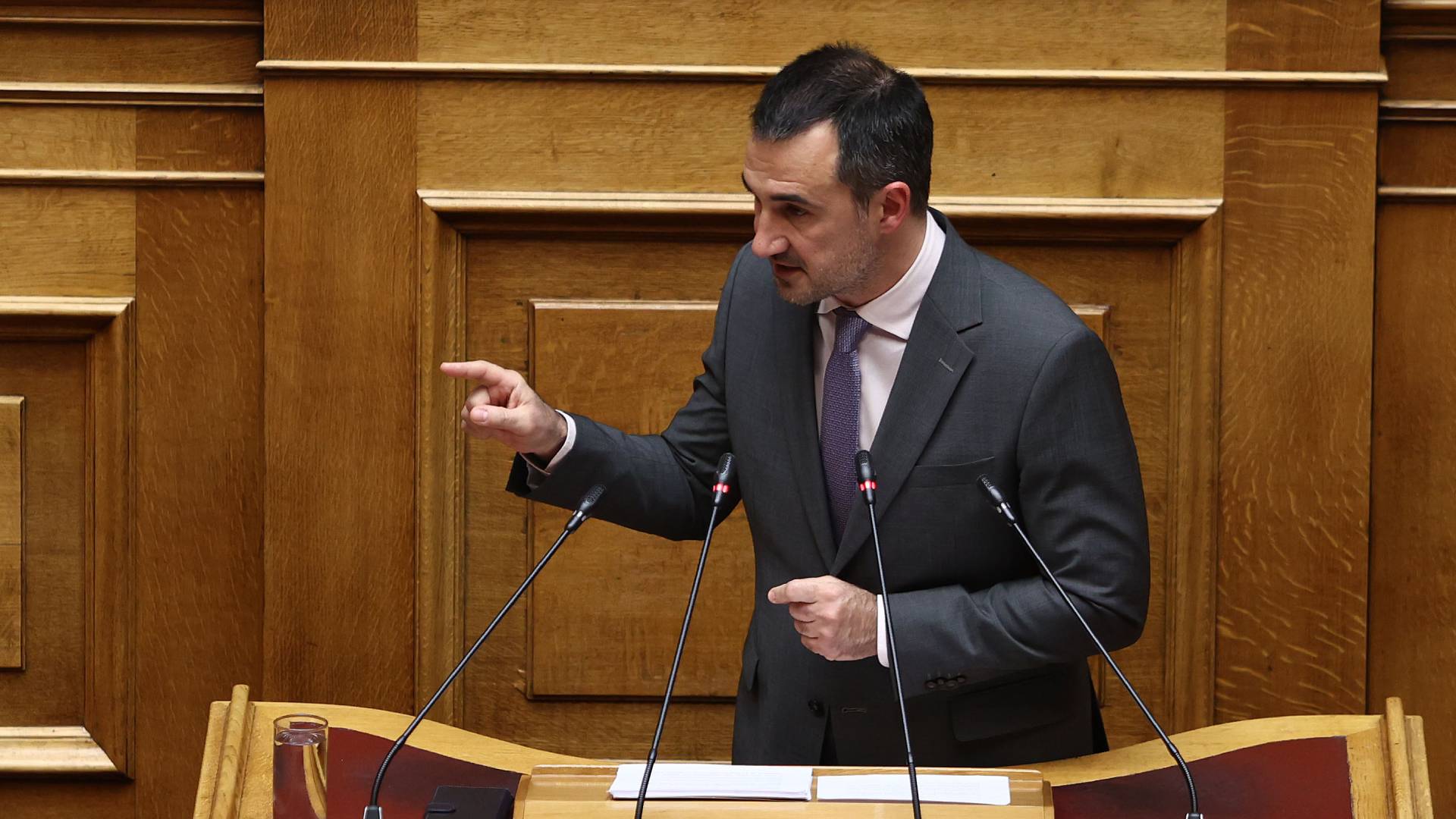 Πρόταση δυσπιστίας: Σκληρή αντιπαράθεση, φίλια πυρά και μία διαγραφή-5