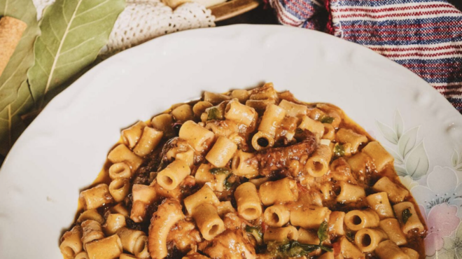 χταπόδι-με-κοφτό-μακαρονάκι-ολικής-άλ-563499391