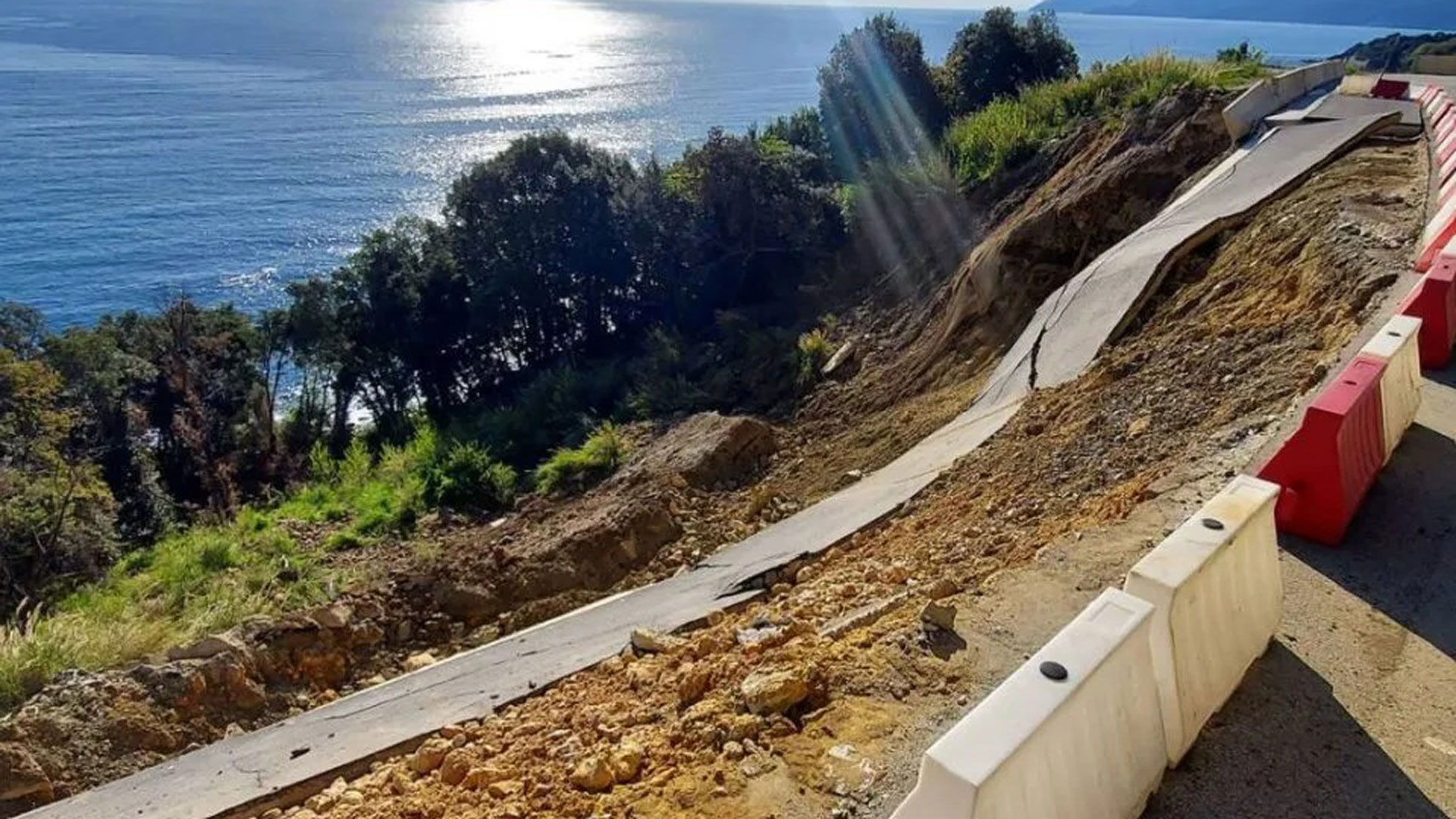 Θεσσαλία: Εισαγγελική παρέμβαση για τον παραλιακό δρόμο που κατέρρευσε-1