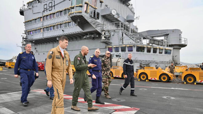 επίσκεψη-του-αρχηγού-γεν-στο-αεροπλαν-563562412