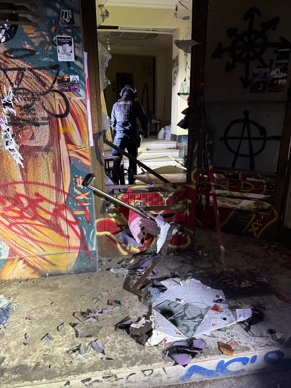 Εξάρχεια: Επιχείρηση της ΕΛ.ΑΣ. σε κτίριο που τελεί υπό κατάληψη-3