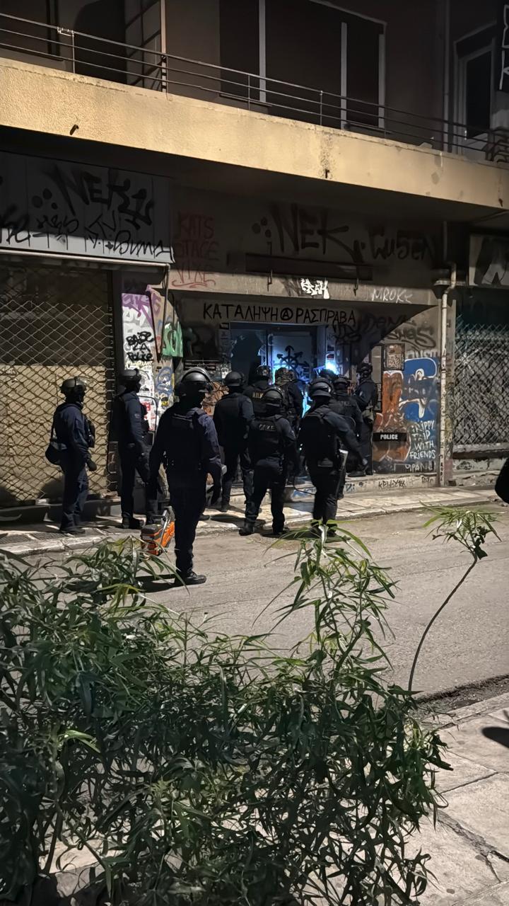 Εξάρχεια: Επιχείρηση της ΕΛ.ΑΣ. σε κτίριο που τελεί υπό κατάληψη-4