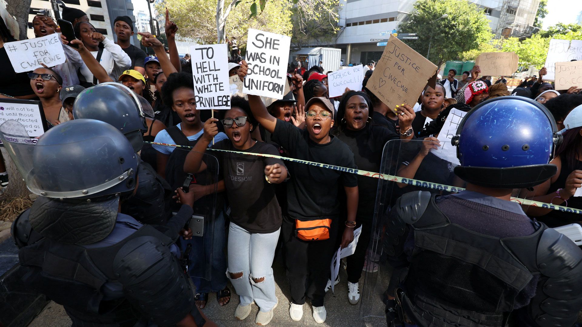 Νότια Αφρική: Διαδηλώσεις για τον βιασμό 7χρονης στο σχολείο της-1