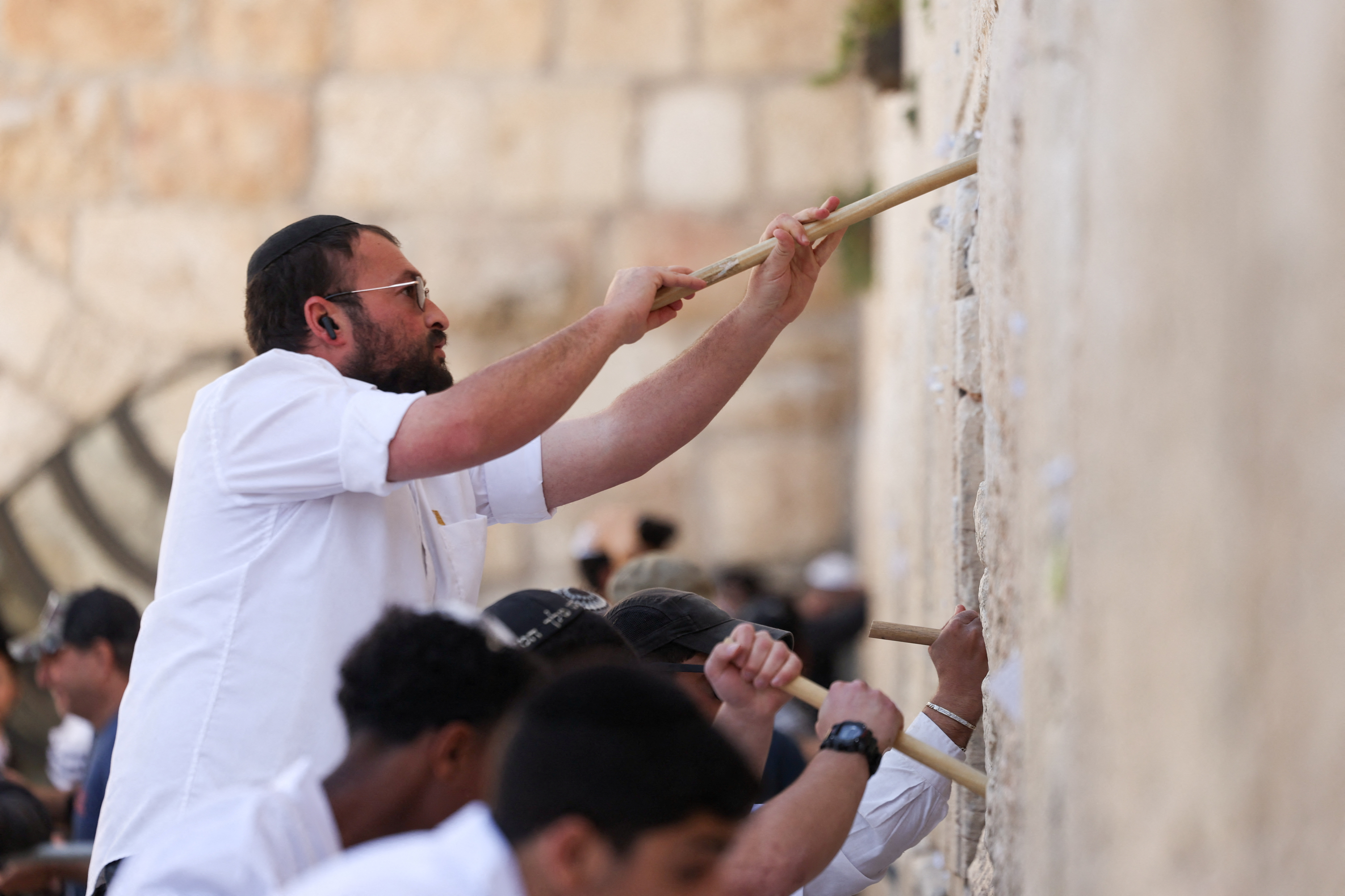 Καθαρίζοντας το Τείχος των Δακρύων από τα μηνύματα των πιστών στον Θεό-3