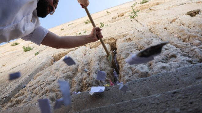 καθαρίζοντας-το-τείχος-των-δακρύων-απ-563544523