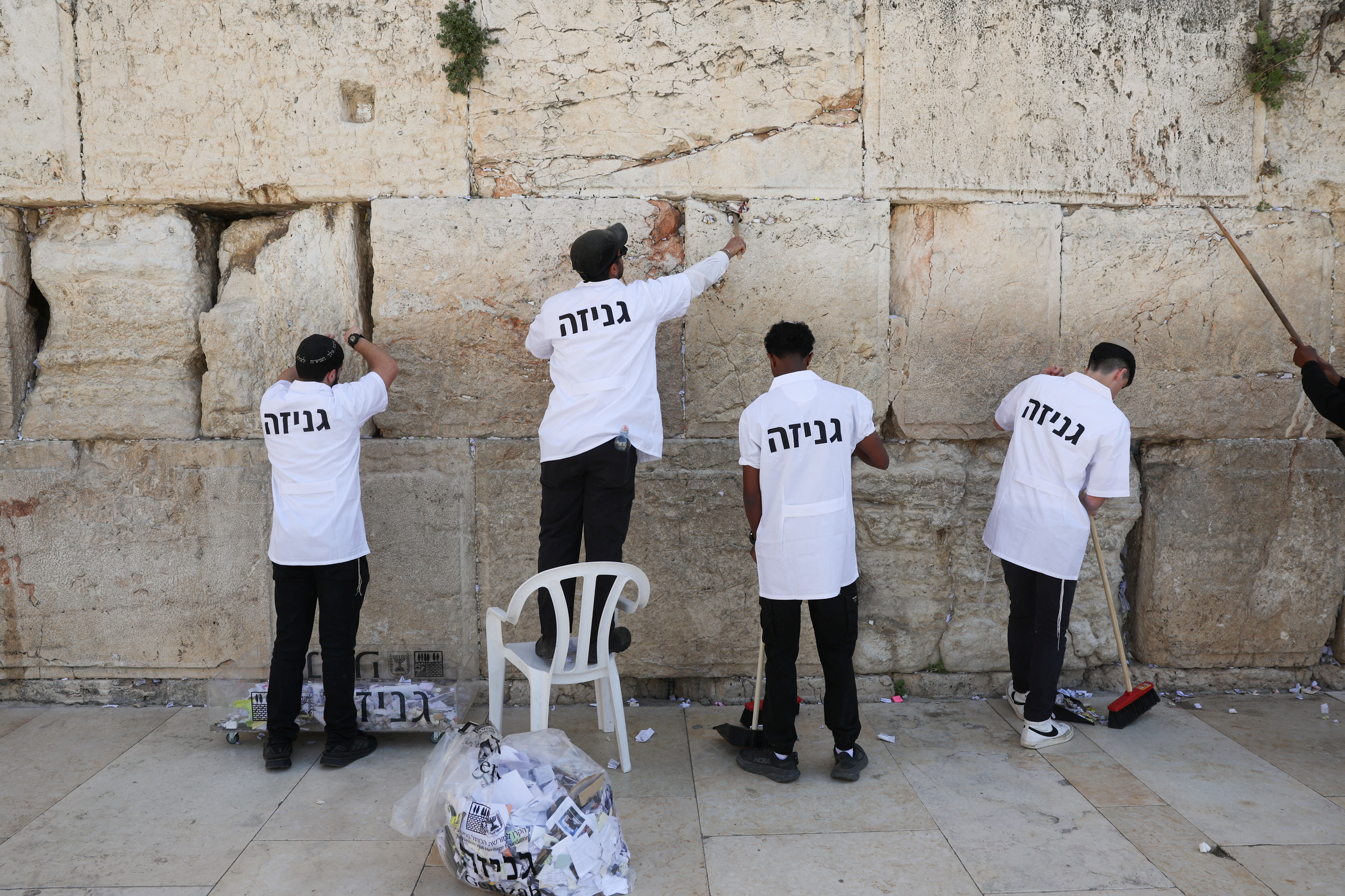 Καθαρίζοντας το Τείχος των Δακρύων από τα μηνύματα των πιστών στον Θεό-2