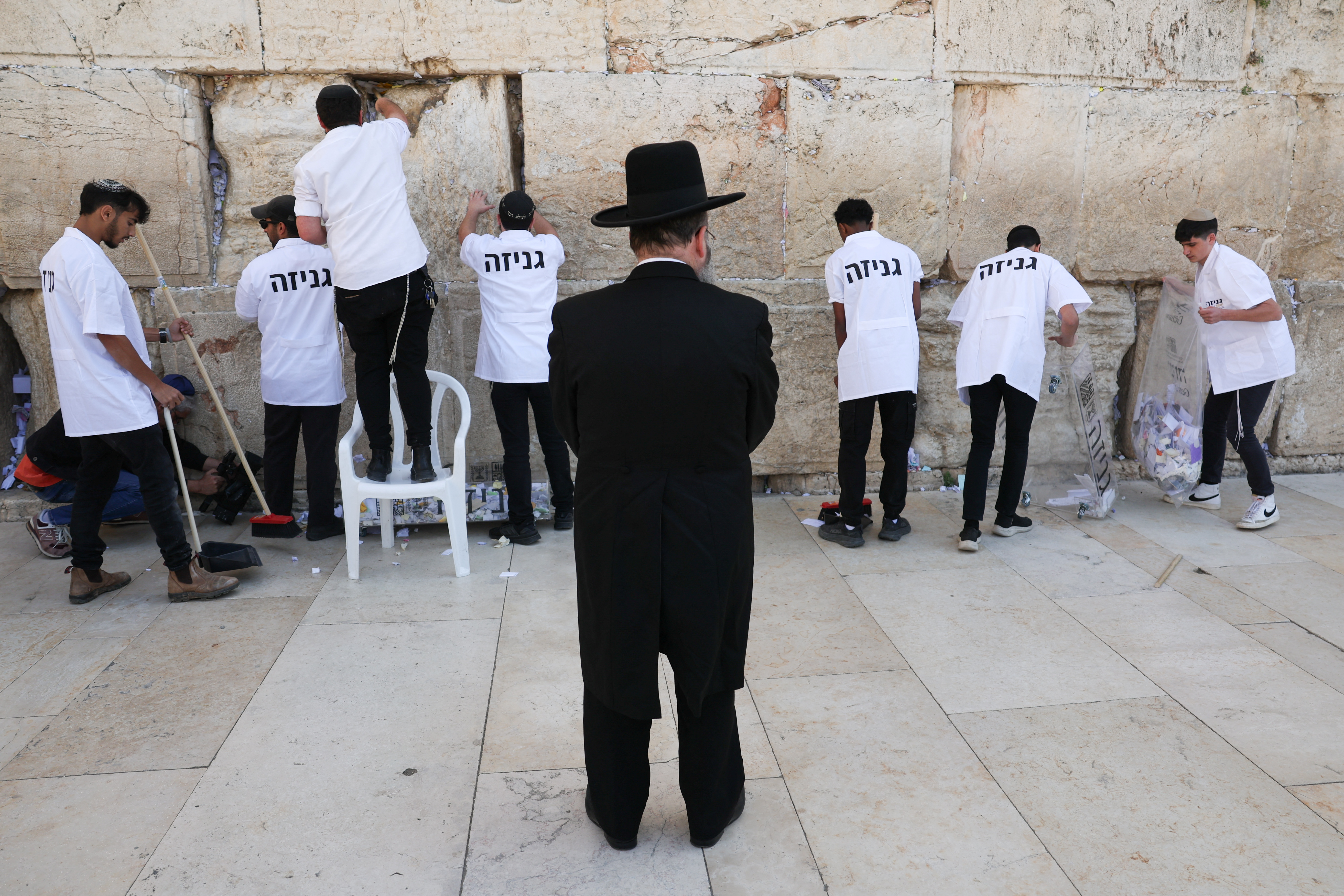 Καθαρίζοντας το Τείχος των Δακρύων από τα μηνύματα των πιστών στον Θεό-4