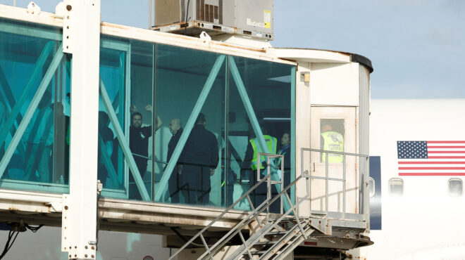 ο-τραμπ-σχεδιάζει-πρόστιμο-998-δολ-ημερη-563554468